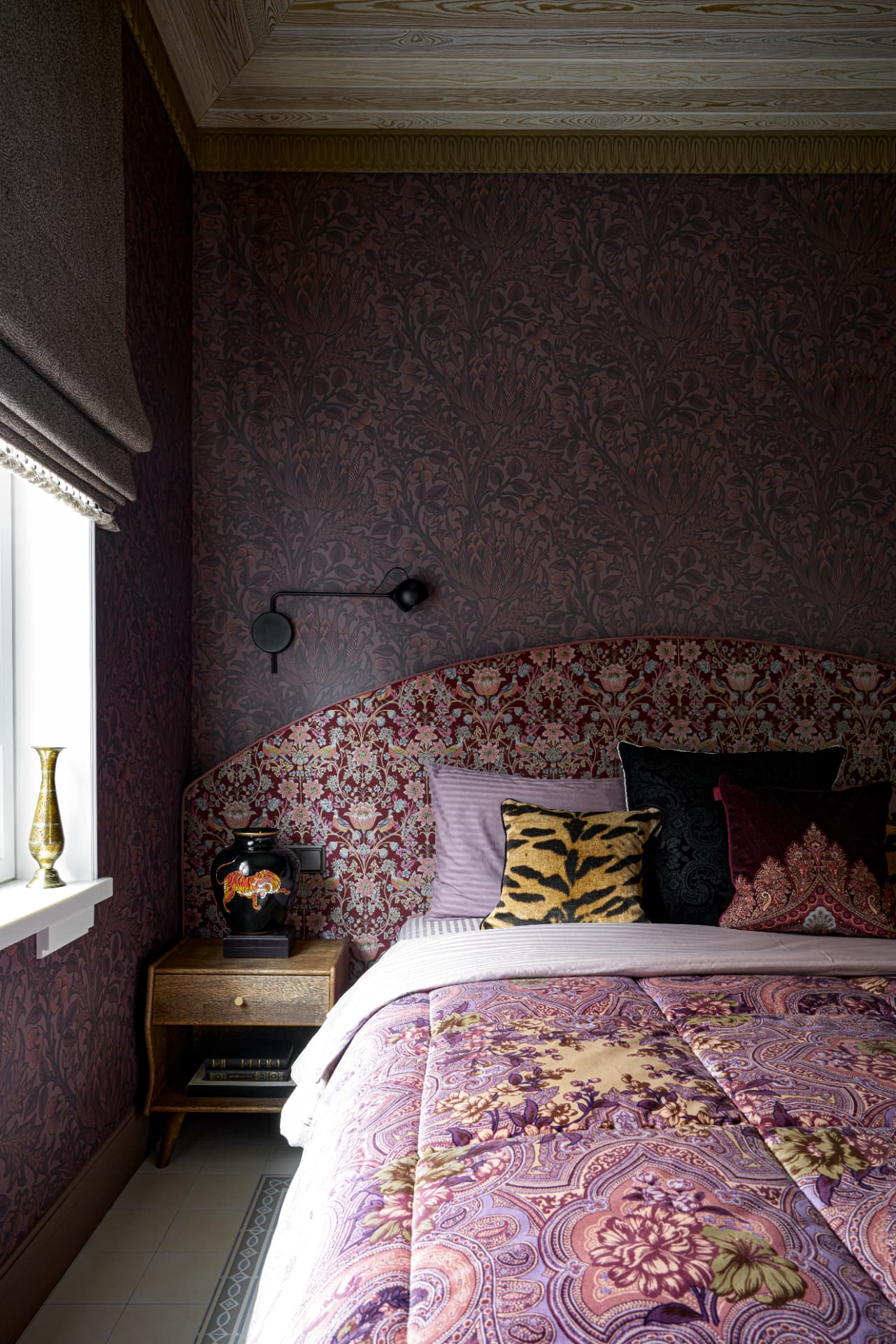 Спальня с изголовьем из ткани с орнаментом